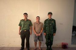 Phê chuẩn khởi tố đối tượng vận chuyển 329 tờ tiền USD giả