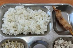 Vì sao suất ăn bán trú Trường Tiểu học Đức Giang liên tục giao muộn?