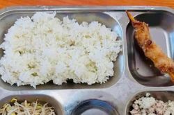 Hà Nội yêu cầu làm rõ phản ánh về bữa ăn bán trú không đảm bảo chất lượng