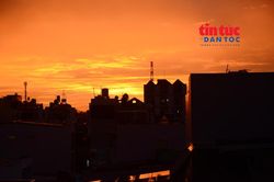 Khoảnh khắc bầu trời nhuộm cam vàng sau cơn mưa tại TP Hồ Chí Minh