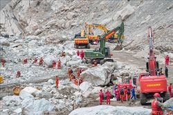 Lũ quét tại Nepal và Trung Quốc: Tiếp tục tìm kiếm và cứu hộ