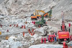 Lũ quét tại Nepal và Trung Quốc: Tiếp tục tìm kiếm và cứu hộ