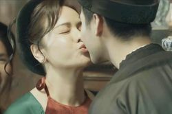 Chàng trai kém 14 tuổi 'khóa môi' Nhật Kim Anh