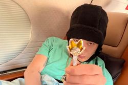 G-Dragon gây chú ý khi di chuyển bằng chuyên cơ riêng trong world tour
