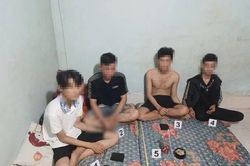 Công an kiểm tra ngôi nhà, 4 thanh niên đang có hành vi đáng xấu hổ không kịp trở tay