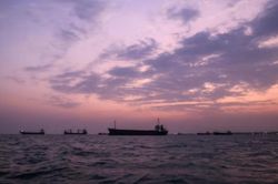 Nguồn thu từ dầu mỏ cạn dần, kinh tế Iran chìm sâu hơn vào khủng hoảng
