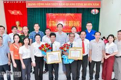 Trao Huy hiệu 35 năm tuổi Đảng cho 5 đảng viên xã Sơn Hải