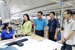 Bắc Ninh: Đại biểu Quốc hội thăm, tặng quà công nhân lao động bị ảnh hưởng bởi bão số 4