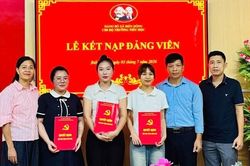 Đảng bộ xã Biển Động kết nạp đảng viên mới vượt chỉ tiêu