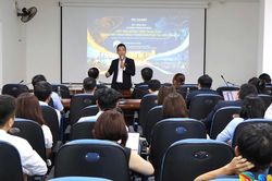 Cập nhật các thông tin về nguồn vốn và thị trường cho doanh nghiệp
