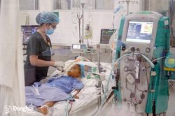 Bé gái 8 tuổi bị sốc sốt xuất huyết nặng, bệnh viện kêu gọi mạnh thường quân hỗ trợ