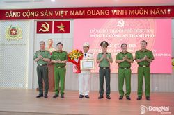 Trao tặng Huy hiệu 30 năm tuổi Đảng cho đảng viên Đảng bộ Công an thành phố