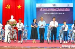 Phường Đạo Thạnh: Trao xe đạp và học bổng cho học sinh có hoàn cảnh khó khăn