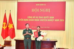 Trao quyết định tuyển dụng quân nhân chuyên nghiệp cho vợ Thượng sĩ Kpă Thiêp