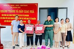 Xã Khánh Sơn bàn giao nhà ở cho 2 gia đình có công với cách mạng