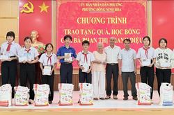 Phường Đông Ninh Hòa trao 41 suất học bổng và quà cho học sinh nghèo