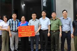 Bát Xát bàn giao 5 nhà “Đại đoàn kết” cho hộ nghèo, cận nghèo