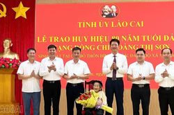 Phó Bí thư Tỉnh ủy Nguyễn Thế Phước trao tặng Huy hiệu 80 năm tuổi Đảng cho đảng viên tại xã Nghĩa Tâm