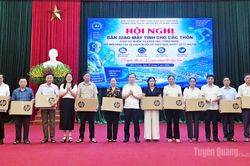Bắc Quang bàn giao máy tính cho 26 thôn