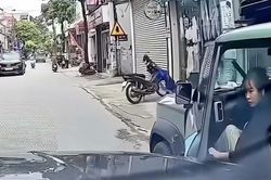 Cửa xe bất ngờ bật mở, ôtô phía sau lãnh cú va chạm