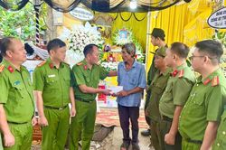 Nhiều đơn vị thăm hỏi, hỗ trợ gia đình 3 nạn nhân tử vong do tai nạn giao thông ở Cổng 11