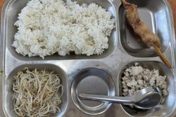 Hà Nội yêu cầu làm rõ phản ánh suất ăn bán trú ít thịt, nhiều giá đỗ