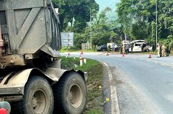 Xe đầu kéo va chạm ô tô khách trên QL6 qua Phú Thọ, 3 người thương vong