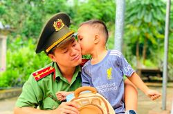 'Con nuôi Công an xã': Điểm tựa yêu thương, nâng bước em đến trường