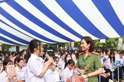 Lá chắn thép trên không gian số
