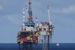 Giá dầu Brent vượt 100 USD/thùng do lo ngại xung đột tại Trung Đông