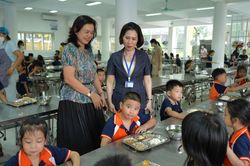 Hà Nội kiểm tra đột xuất bữa ăn bán trú trường học