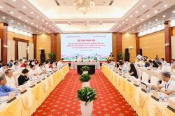 Học tập suốt đời, phát triển con người có bản lĩnh, trách nhiệm