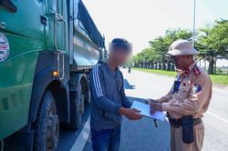 Lập biên bản tài xế và chủ xe sử dụng phương tiện bị tước kiểm định