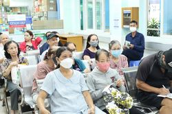 Mục tiêu 100% người cao tuổi có thẻ BHYT