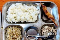 Hà Nội yêu cầu làm rõ suất ăn bán trú 40.000 đồng