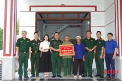 Bộ Chỉ huy Quân sự tỉnh trao kinh phí hỗ trợ xây dựng nhà tình nghĩa, nhà đồng đội