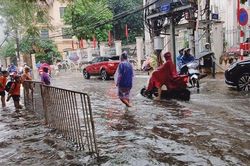 Một số tuyến phố Thủ đô 'bì bõm' sau trận mưa chiều