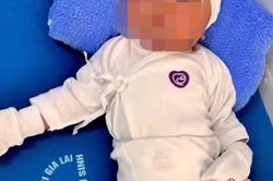 Bé trai sơ sinh nặng 3,3 kg, chưa cắt dây rốn bị bỏ trong túi nilon trước cổng tịnh xá: Camera ghi lại hình ảnh một người đàn ông