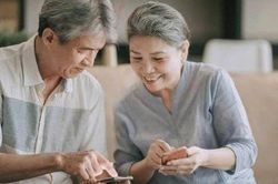 Sau tuổi 50, gia đình có 3 dấu hiệu này: Tuổi già thường dễ an yên, phúc lành tự nhiên tìm đến