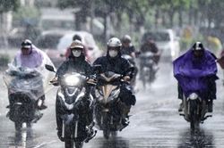 Hà Nội sắp đón không khí lạnh: Chiều tối nay có mưa dông, đêm chuyển mát