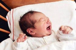 Bé cứ tối đến là khóc ngằn ngặt, cha mẹ nên kiểm tra 5 điều này trước khi nghĩ con 'phải vía'