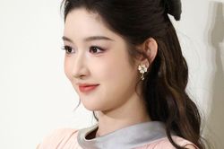 Trước khi Tôn Thiên gây sốt, Vương Ngọc Văn từng là cái tên được fan 'đo ni đóng giày' cho Thượng Chi Đào