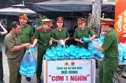 Ấm lòng những suất 'cơm 1 nghìn' của Công an xã Tân Bình cho người dân khó khăn