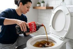 Tại sao nhiều người đổ Coca-Cola vào bồn cầu? Hoá ra chúng mang lại công dụng ít người biết