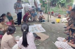 Ập vào bãi đất trống, phát hiện nhiều 'quý bà' đang 'làm chuyện mờ ám', thu giữ nhiều tiền