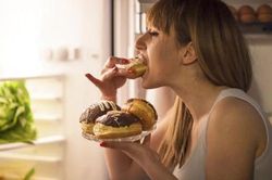 22h bụng đói có nên ăn không? Chuyên gia chỉ cách ăn đêm để không ảnh hưởng giấc ngủ