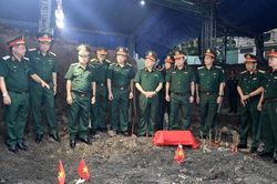 TPHCM: Lãnh đạo Quân khu 7 dâng hương tri ân liệt sĩ tại Công viên Lê Thị Riêng