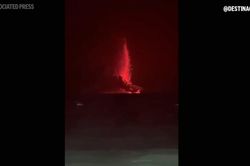 Video khoảnh khắc núi lửa Indonesia phun trào, dung nham đỏ rực, tia sét xé trời