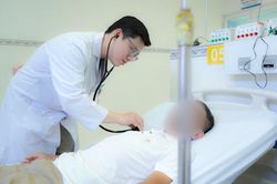 Người đàn ông đột ngột ngưng tim khi đang ăn tối