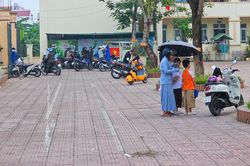 Dừng ăn bán trú sau sự cố giao cơm muộn, học sinh Hà Nội bị đảo lộn giờ học